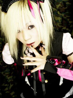 To get the Visual Kei look wear eye-catching makeup, an unusual hairstyle 